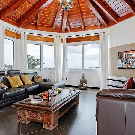 Villa Sleeps 8 Pool Air Con Wifi *