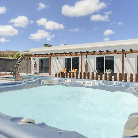 Sleeps 8 Pool Air Con Wifi *