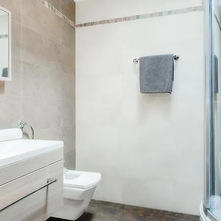 Sleeps 8 Pool Air Con Wifi Villa