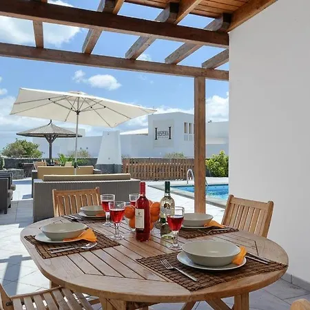 Sleeps 8 Pool Air Con Wifi Villa