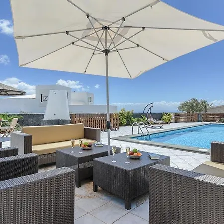 Sleeps 8 Pool Air Con Wifi Puerto Calero