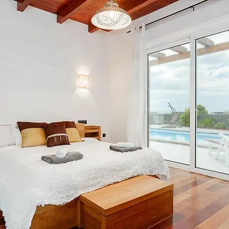 Sleeps 8 Pool Air Con Wifi